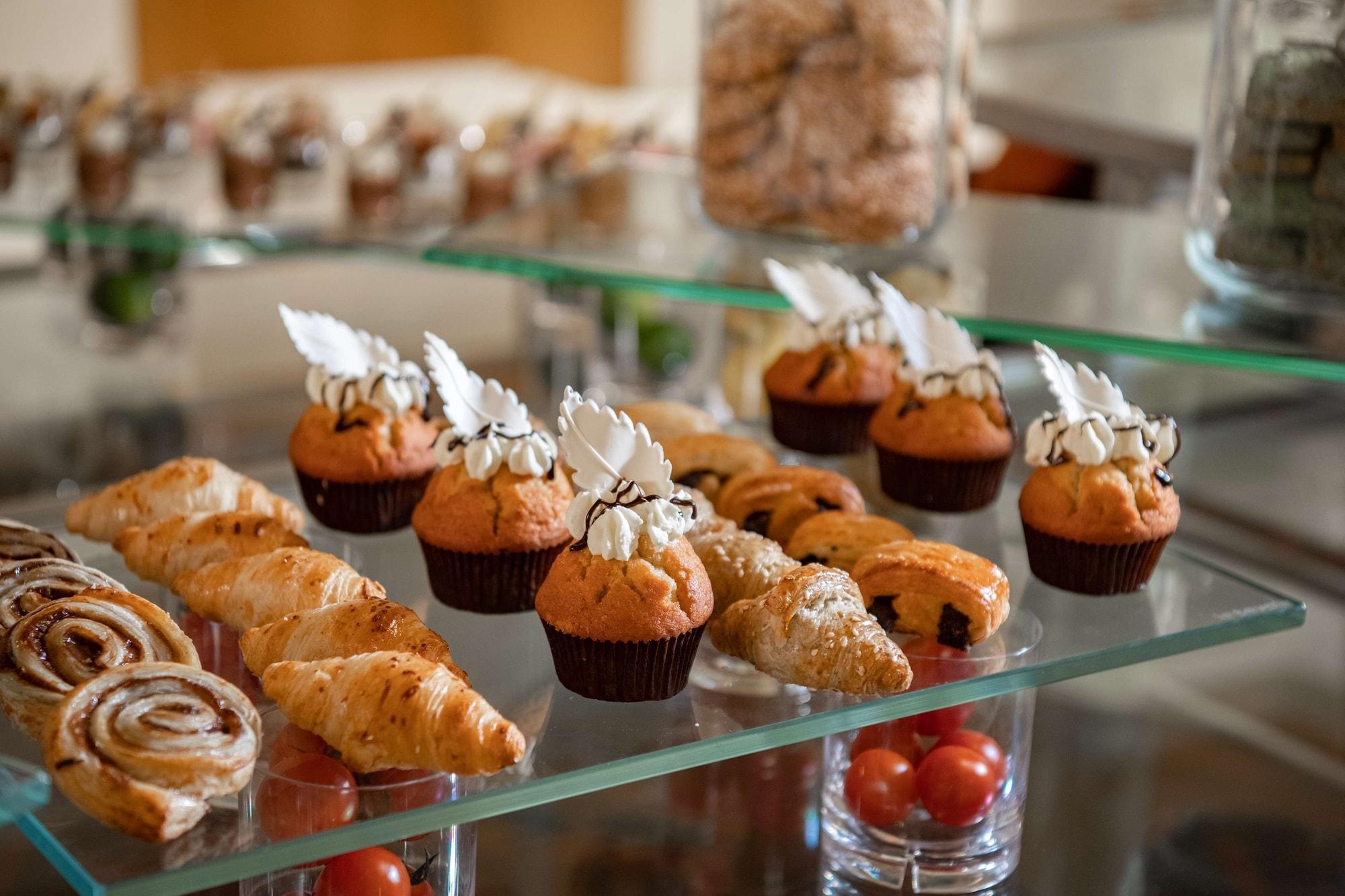 Radisson Blu & Residence, Diplomatic Quarter Hotel 4*
